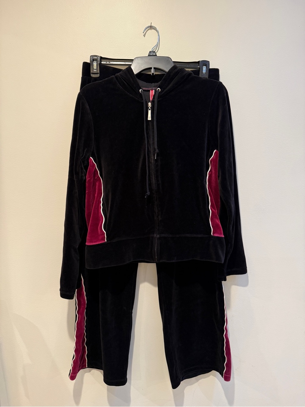 Gloria Vanderbilt Black Velour Hoodie & Burgundy Accent Flared Pants Y2K Vintage - Picture 2 of 6